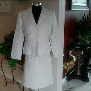 Kasper skirt suit
